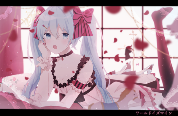 イラスト 3024x1971 と ボーカロイド 初音ミク 梅子 ソロ 長髪 カメラ目線 赤面 前髪 highres 開いた口 青い目 hair between eyes ツインテール 青い髪 depth of field no shoes text 漢字 letterboxed on stomach