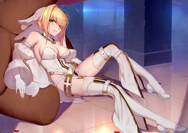 Anime picture 2338x1654 with fate (series) fate/extra fate/extra ccc nero claudius (fate) nero claudius (bride) (fate) langya beike single looking at viewer blush fringe highres short hair breasts light erotic blonde hair bare shoulders green eyes payot cleavage full body