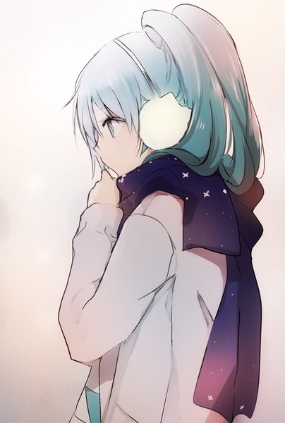 イラスト 600x891 と ボーカロイド 初音ミク lpip ソロ 長髪 長身像 simple background ツインテール プロフィール aqua eyes aqua hair 女の子 襟巻き earmuffs