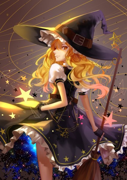Anime picture 1898x2680 with touhou kirisame marisa ze xia single long hair tall image looking at viewer fringe highres blonde hair smile hair between eyes signed looking back from behind short sleeves orange eyes puffy sleeves hand on hip dated