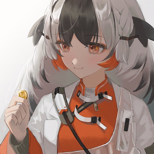 Anime-Bild 2500x2500 mit arknights snowsant (arknights) jfjf single long hair highres simple background smile holding looking away silver hair upper body multicolored hair sparkle orange eyes girl coin (coins)