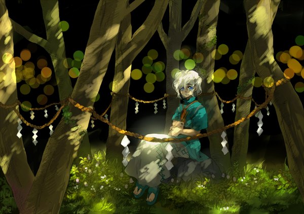 イラスト 1402x992 と 京一 カメラ目線 短い髪 開いた口 青い目 座る white hair traditional clothes lens flare dark background 男性 花 植物 木 ロープ closed fan