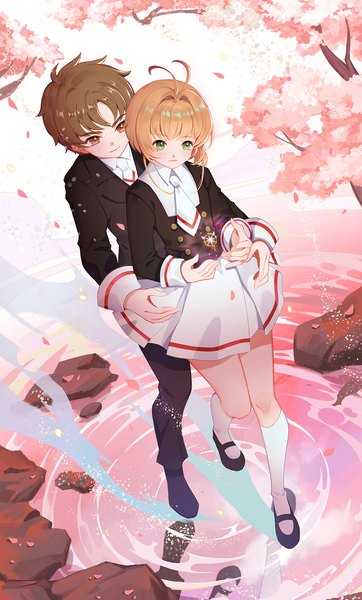 Anime picture 1181x1959 with card captor sakura clamp kinomoto sakura li xiaolang duximeng tall image blush fringe short hair blonde hair smile brown hair standing brown eyes green eyes full body ahoge bent knee (knees) outdoors long sleeves