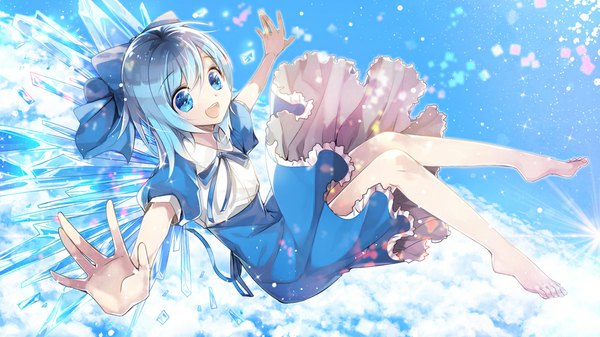 Anime-Bild 1000x562 mit touhou cirno asamiyajy single short hair open mouth blue eyes wide image blue hair sky cloud (clouds) barefoot spread arms flying girl dress bow hair bow wings