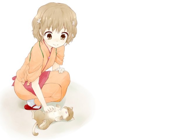 Anime picture 1280x1024 with hanasaku iroha p.a. works matsumae ohana single blush short hair simple background blonde hair smile white background brown eyes traditional clothes squat girl hair ornament cat