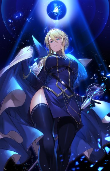 Anime picture 1285x2000 with fate (series) fate/grand order artoria pendragon (all) artoria pendragon (lancer) kakage single tall image looking at viewer fringe short hair breasts blue eyes simple background blonde hair hair between eyes standing holding payot ahoge braid (braids)