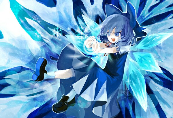 Anime picture 900x615 with touhou cirno oburaato single fringe short hair open mouth blue eyes blue hair looking away lens flare magic dress bow hair bow wings socks white socks snowflake (snowflakes)