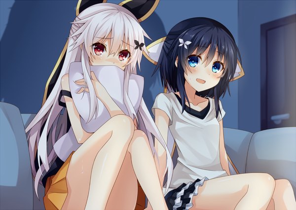 Anime-Bild 1000x711 mit original etna (kuzuyu) rivier (kuzuyu) komori kuzuyu long hair looking at viewer blush fringe short hair open mouth blue eyes black hair smile hair between eyes red eyes multiple girls payot bent knee (knees) white hair indoors