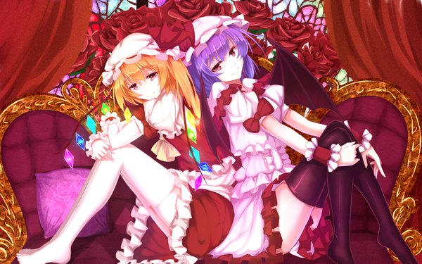Anime picture 2880x1800 with touhou flandre scarlet remilia scarlet bakanoe long hair looking at viewer highres blonde hair smile multiple girls purple hair bent knee (knees) pink eyes no shoes zettai ryouiki puffy sleeves one side up demon wings back to back leg hug