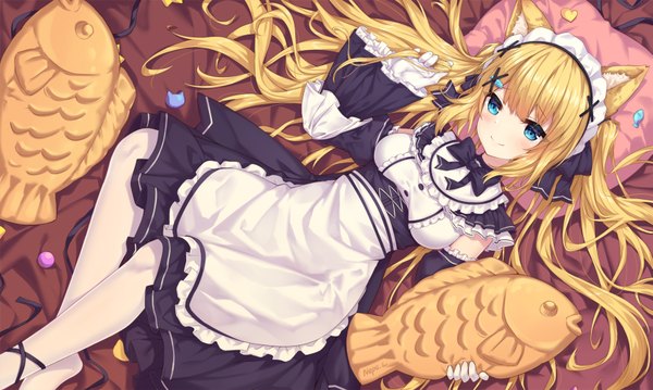 Anime picture 1667x1000 with virtual youtuber hanazono serena (channel) hanazono serena neps-l single long hair looking at viewer blush fringe blue eyes blonde hair smile wide image twintails holding animal ears bent knee (knees) lying from above cat ears