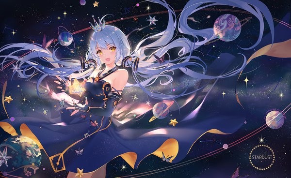 Anime picture 1853x1139 with vocaloid xingchen atdan single looking at viewer blush fringe highres open mouth smile wide image standing bare shoulders signed yellow eyes silver hair ahoge very long hair :d floating hair