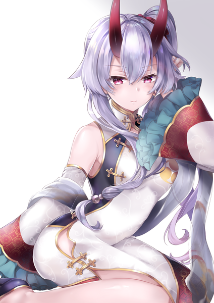 Аниме картинка 2895x4093 с fate (series) fate/grand order tomoe gozen (fate) hane yuki один (одна) длинные волосы высокое изображение смотрит на зрителя румянец чёлка высокое разрешение простой фон волосы между глазами красные глаза сидит держать серебряные волосы традиционная одежда поднятая рука рог (рога)