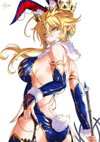 イラスト 1000x1414 と Fateシリーズ fate/grand order アルトリア・ペンドラゴン artoria pendragon (lancer) sakiyamama ソロ 長身像 カメラ目線 前髪 短い髪 おっぱい light erotic simple background 金髪 笑顔 hair between eyes 大きな乳房 白背景 holding 緑の目