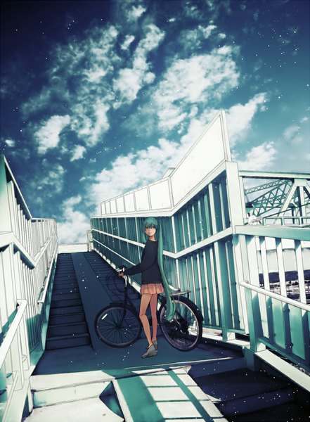 Аниме картинка 736x1000 с вокалоид хацунэ мику shinoda один (одна) длинные волосы высокое изображение чёлка голубые глаза стоя два хвостика смотрит в сторону небо облако (облака) плиссированная юбка оглядывается зелёные волосы девушка юбка мини-юбка обувь
