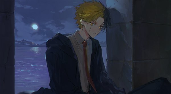 Anime-Bild 1557x860 mit mashle a-1 pictures rayne ames mm39572 single looking at viewer short hair black hair blonde hair wide image yellow eyes upper body multicolored hair night two-tone hair boy necktie sea moon full moon