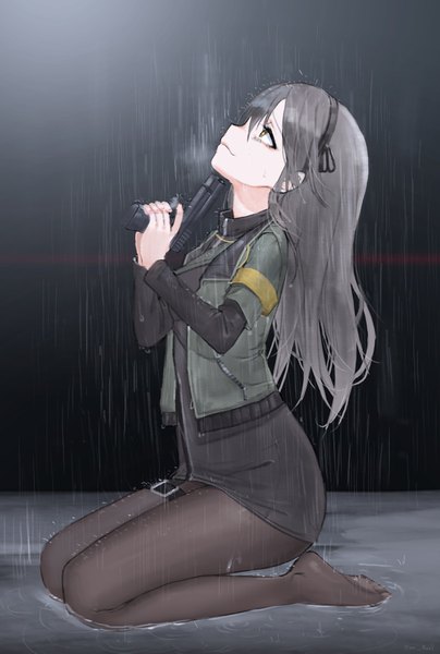 イラスト 2450x3637 と ドールズフロントライン ump40 (girls frontline) eun bari ソロ 長髪 長身像 前髪 highres hair between eyes 座る holding 茶目 全身 long sleeves プロフィール fingernails light smile grey hair no shoes kneeling