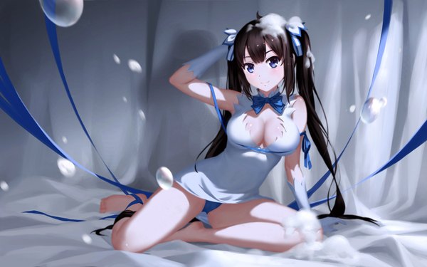 Anime picture 1600x1000 with dungeon ni deai wo motomeru no wa machigatteiru darou ka j.c. staff hestia (danmachi) yijian ma single long hair looking at viewer blush fringe breasts light erotic black hair smile large breasts sitting twintails bare shoulders ahoge bent knee (knees) barefoot