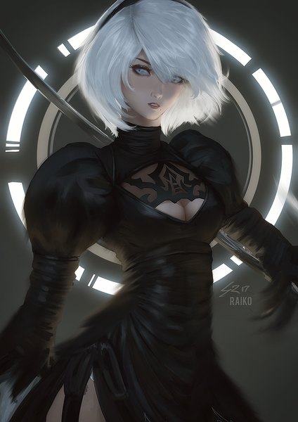 イラスト 848x1200 と nier nier:automata ヨルハ二号b型 ライコ ソロ 長身像 前髪 短い髪 おっぱい light erotic simple background 立つ signed looking away 銀髪 parted lips 片目隠れ realistic grey background ほくろ