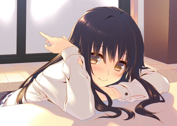 Anime picture 1041x741 with original tatami to hinoki single long hair looking at viewer blush black hair smile yellow eyes girl shirt bed