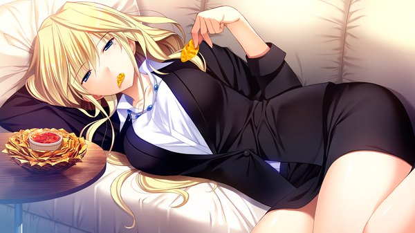 Anime picture 1280x720 with grisaia no kajitsu harudera yuria fumio (ura fmo) single long hair blue eyes blonde hair wide image game cg lying eating girl couch chips