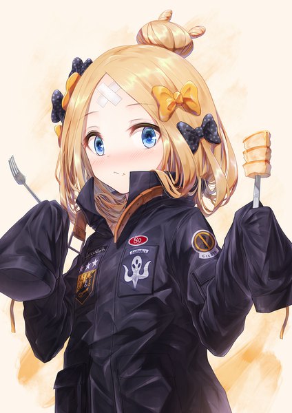 Anime picture 1500x2122 with fate (series) fate/grand order abigail williams (fate) bae.c single long hair tall image looking at viewer blush fringe blue eyes blonde hair simple background standing holding upper body hair bun (hair buns) hands in sleeves food on face heroic spirit traveling outfit
