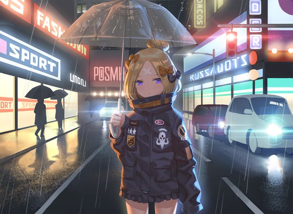 Anime picture 1365x1000 with fate (series) fate/grand order abigail williams (fate) yaxiya looking at viewer short hair blue eyes blonde hair standing holding outdoors long sleeves night hair bun (hair buns) loli city sleeves past wrists reflection solo focus rain