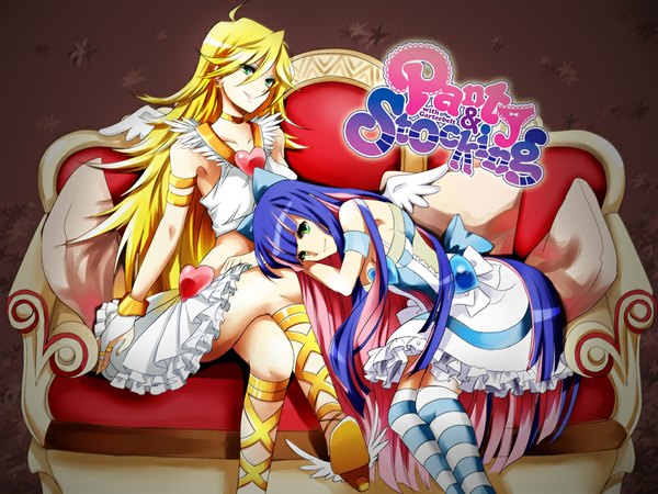 Anime-Bild 1000x750 mit panty & stocking with garterbelt anarchy stocking anarchy panty moyu long hair blonde hair smile sitting multiple girls green eyes blue hair multicolored hair two-tone hair crossed legs colored inner hair girl thighhighs dress 2 girls wings