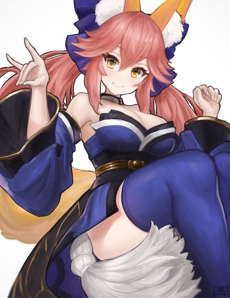 イラスト 791x1024 と Fateシリーズ fate/extra tamamo (fate) (all) キャス狐 edward montenegro ソロ 長髪 長身像 カメラ目線 赤面 前髪 おっぱい light erotic simple background 笑顔 hair between eyes 白背景 ツインテール 肩出し signed