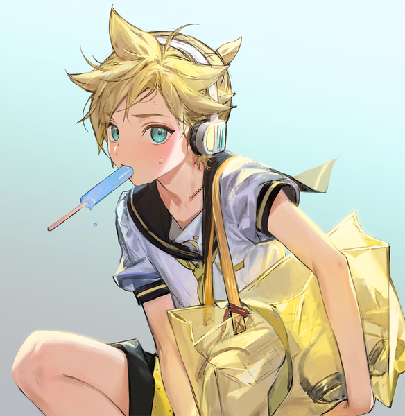 Anime picture 876x900 with vocaloid kagamine len naoko (naonocoto) single tall image short hair blonde hair simple background holding ponytail aqua eyes sweat puffy sleeves gradient background mouth hold sailor collar boy food sweets headphones