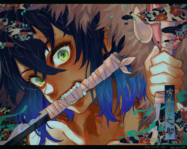 Аниме картинка 1280x1024 с клинок, рассекающий демонов ufotable хашибира иносуке kajino один (одна) смотрит на зрителя чёлка короткие волосы волосы между глазами держать зелёные глаза синие волосы зубы имена персонажей держать ртом letterboxed двойное владение мужчина оружие меч