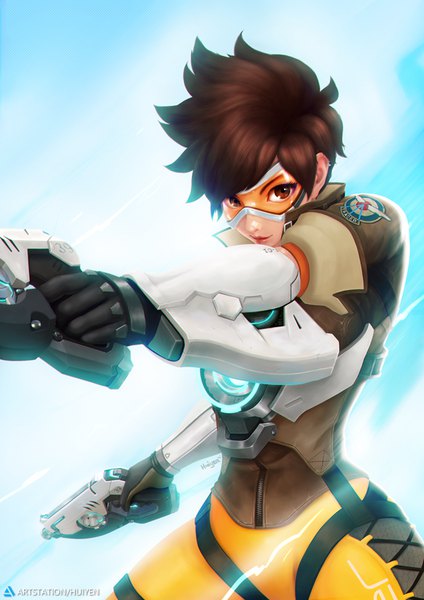 イラスト 636x900 と オーバーウォッチ blizzard entertainment tracer (overwatch) huiyen ソロ 長身像 カメラ目線 前髪 短い髪 holding 茶目 signed upper body short sleeves piercing glowing ear piercing blue background dual wielding spiked hair