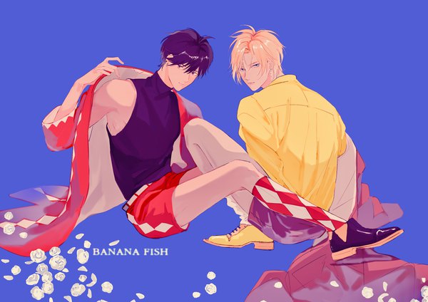 イラスト 3508x2480 と banana fish mappa アッシュ・リンクス 奥村英二 糖森君 カメラ目線 前髪 highres 短い髪 青い目 金髪 simple background hair between eyes 座る 紫目 肩出し looking away absurdres purple hair 全身