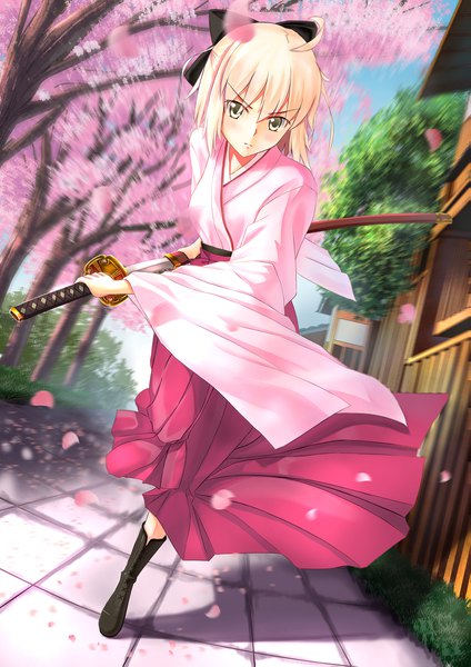 Anime-Bild 1447x2047 mit fate (series) fate/grand order koha-ace okita souji (fate) (all) okita souji (koha-ace) sion005 single tall image looking at viewer blush fringe short hair blonde hair standing holding yellow eyes ahoge traditional clothes japanese clothes blurry