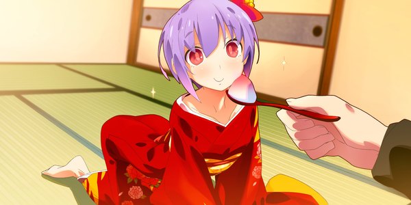 Аниме картинка 2400x1200 с kaminoyu (game) высокое разрешение короткие волосы улыбка красные глаза широкое изображение game cg фиолетовые волосы японская одежда лоли девушка кимоно строганый лёд