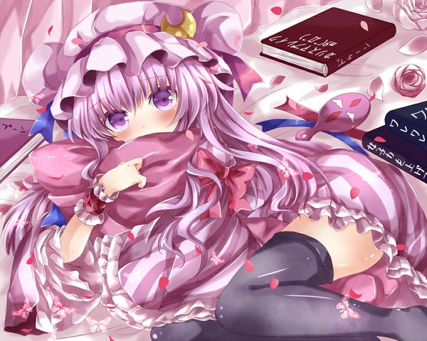Anime picture 1000x800 with touhou patchouli knowledge nanase nao long hair blush purple eyes purple hair cute girl thighhighs dress bow black thighhighs hair bow petals pillow book (books) bonnet