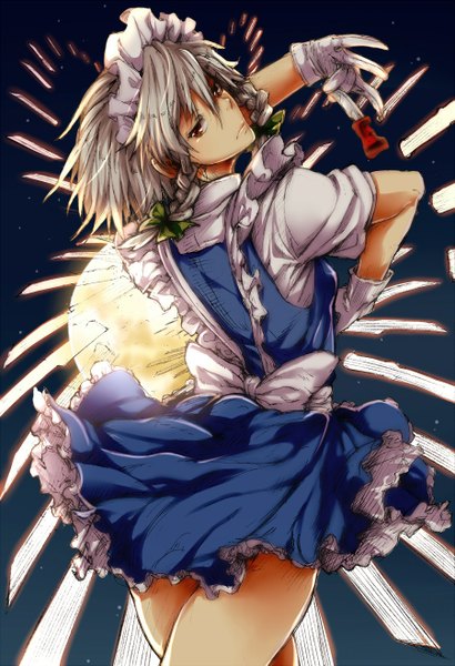 Аниме картинка 900x1315 с touhou изаёи сакуя restaint один (одна) высокое изображение смотрит на зрителя румянец чёлка короткие волосы красные глаза серебряные волосы коса (косы) наклон головы оглядывается ночь короткие рукава горничная ночное небо две косички боевая стойка