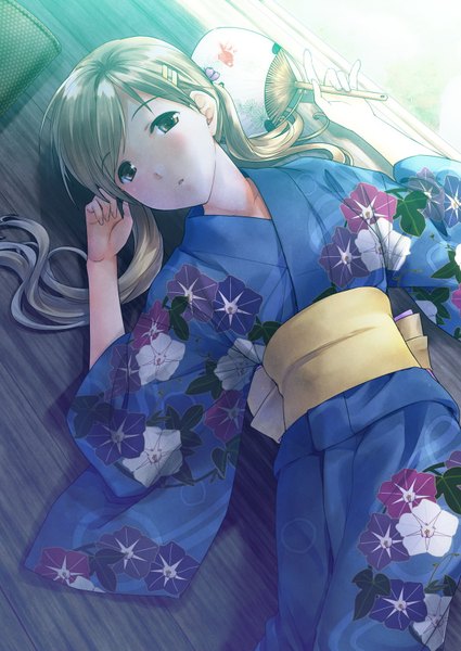 Аниме картинка 1158x1635 с оригинальное изображение minamino kanata один (одна) длинные волосы высокое изображение каштановые волосы карие глаза лёжа японская одежда девушка цветок (цветы) кимоно оби веер ипомея (вьюнок)