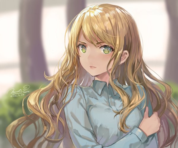 Anime picture 2000x1667 with original momoko (momopoco) single long hair looking at viewer blush fringe highres breasts blonde hair signed upper body outdoors long sleeves parted lips light smile lips blurry depth of field lipstick