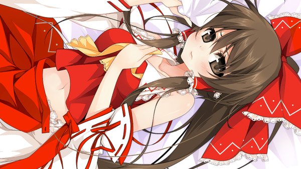 Anime picture 1600x900 with touhou hakurei reimu reina (black spider) single blush black hair wide image bare shoulders brown eyes lying traditional clothes girl skirt navel bow hair bow detached sleeves skirt set