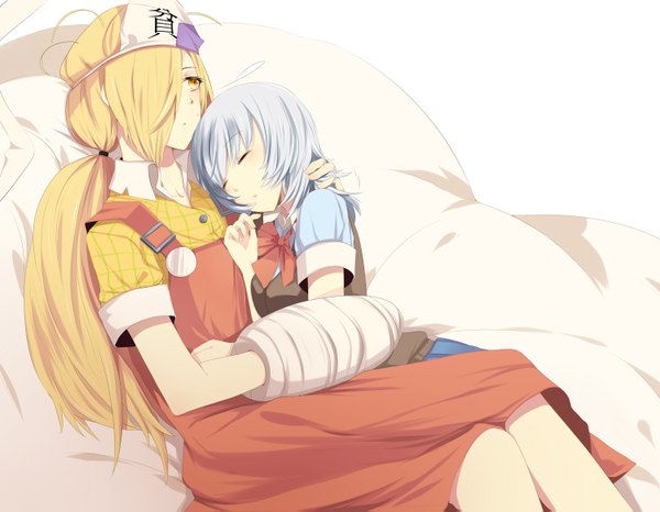 Anime picture 1500x1167 with binbougami ga! sakura ichiko momiji (binbougami ga!) hinagi (fox priest) long hair short hair blonde hair multiple girls yellow eyes silver hair lying eyes closed hug sleeping girl 2 girls bandage (bandages) triangular headpiece