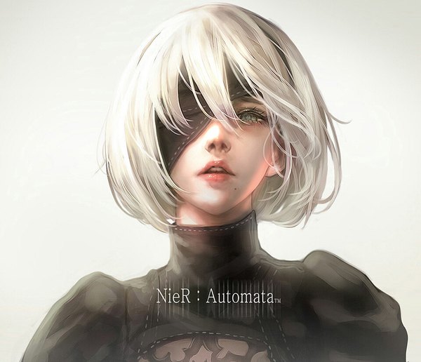 イラスト 1100x946 と nier nier:automata ヨルハ二号b型 샬이[ShalE] ソロ 短い髪 開いた口 青い目 simple background upper body white hair lips realistic grey background ほくろ teeth puffy sleeves copyright name lipstick portrait