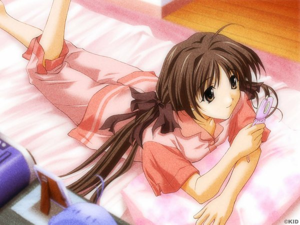 Anime picture 1024x768 with memories off shirakawa hotaru sasaki mutsumi single long hair smile brown hair twintails brown eyes looking away indoors lying from above on stomach girl bed bedsheet mobile phone pajamas phone