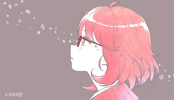 Anime picture 1000x575 with kyoukai no kanata kyoto animation kuriyama mirai damnyo single blush fringe short hair simple background hair between eyes wide image signed yellow eyes pink hair upper body ahoge parted lips profile grey background sparkle