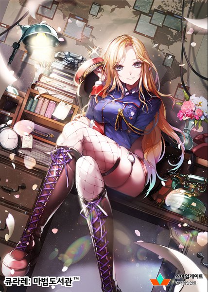 イラスト 1200x1680 と qurare: magic library U (かのらゆ) ソロ 長髪 長身像 カメラ目線 おっぱい light erotic 金髪 大きな乳房 座る holding 茶目 bent knee (knees) indoors parted lips light smile sunlight grey eyes 足を組む