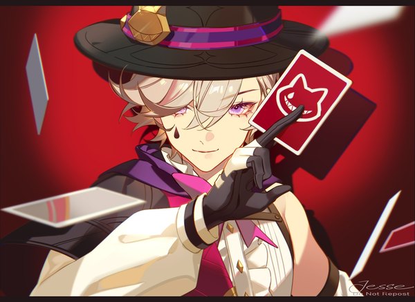 Anime-Bild 1574x1146 mit genshin impact lyney (genshin impact) jesse (pixiv34586727) single looking at viewer fringe short hair simple background smile purple eyes silver hair upper body hair over one eye facial mark red background boy gloves hat card (cards) multicolored gloves