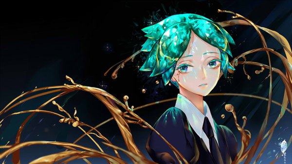 Anime-Bild 1440x810 mit houseki no kuni phosphophyllite bamboocm single looking at viewer short hair simple background wide image green eyes green hair puffy sleeves black background androgynous spoilers necktie gold