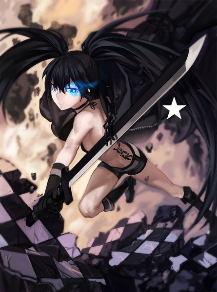 イラスト 1113x1500 と ブラック★ロックシューター black rock shooter (character) rff (3 percent) ソロ 長髪 長身像 カメラ目線 青い目 light erotic 黒髪 肩出し glowing glowing eye (eyes) checkered floor floor uneven twintails 女の子 手袋 武器 剣