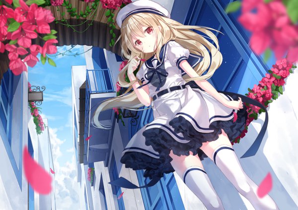 Anime-Bild 2456x1736 mit original jimmy madomagi single long hair looking at viewer highres blonde hair red eyes standing holding sky outdoors wind :o shadow short sleeves zettai ryouiki puffy sleeves sailor collar alley