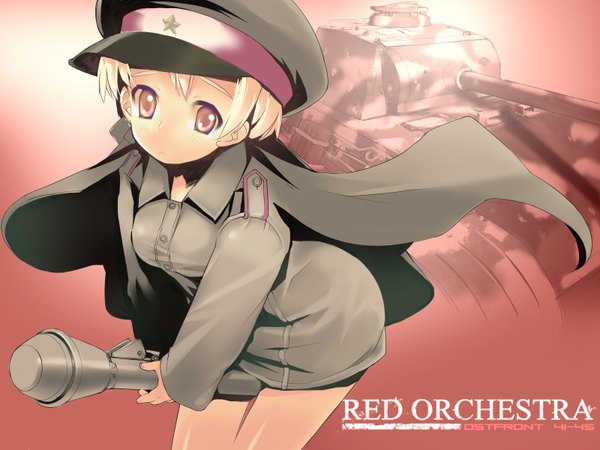 イラスト 1600x1200 と mazushii highres 短い髪 金髪 red background ミリタリー game wwii 制服 武器 帽子 ケープ 征衣 地上車 フラットキャップ 戦車 rpg パンツァーファウスト red orchestra