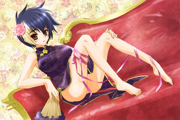 Anime picture 1151x768 with koihime musou doga kobo gien short hair light erotic black hair barefoot hair flower black eyes chinese clothes girl hair ornament ribbon (ribbons) couch fan chinese dress